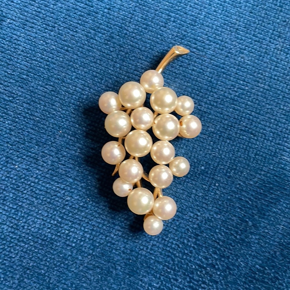 Faux pearl grape cluster brooch/pin in gold-tone setting